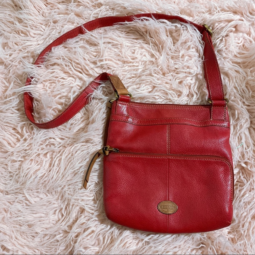 AUTHENTIC Fossil red leather crossbody bag!! 😍